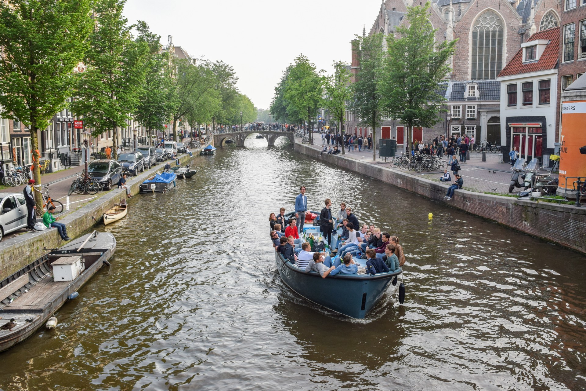 Giovani in barca su un canale di Amsterdam